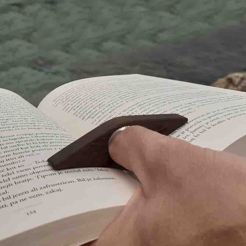 Easy Reader Booekhouder Walnoot│art. 33001-D│in hand met boek 