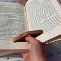 Easy Reader Booekhouder Walnoot│art. 33001-D│in hand met boek op schoot