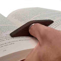 Easy Reader Booekhouder Walnoot│art. 33001-D│in hand met boek en witte achtergrond