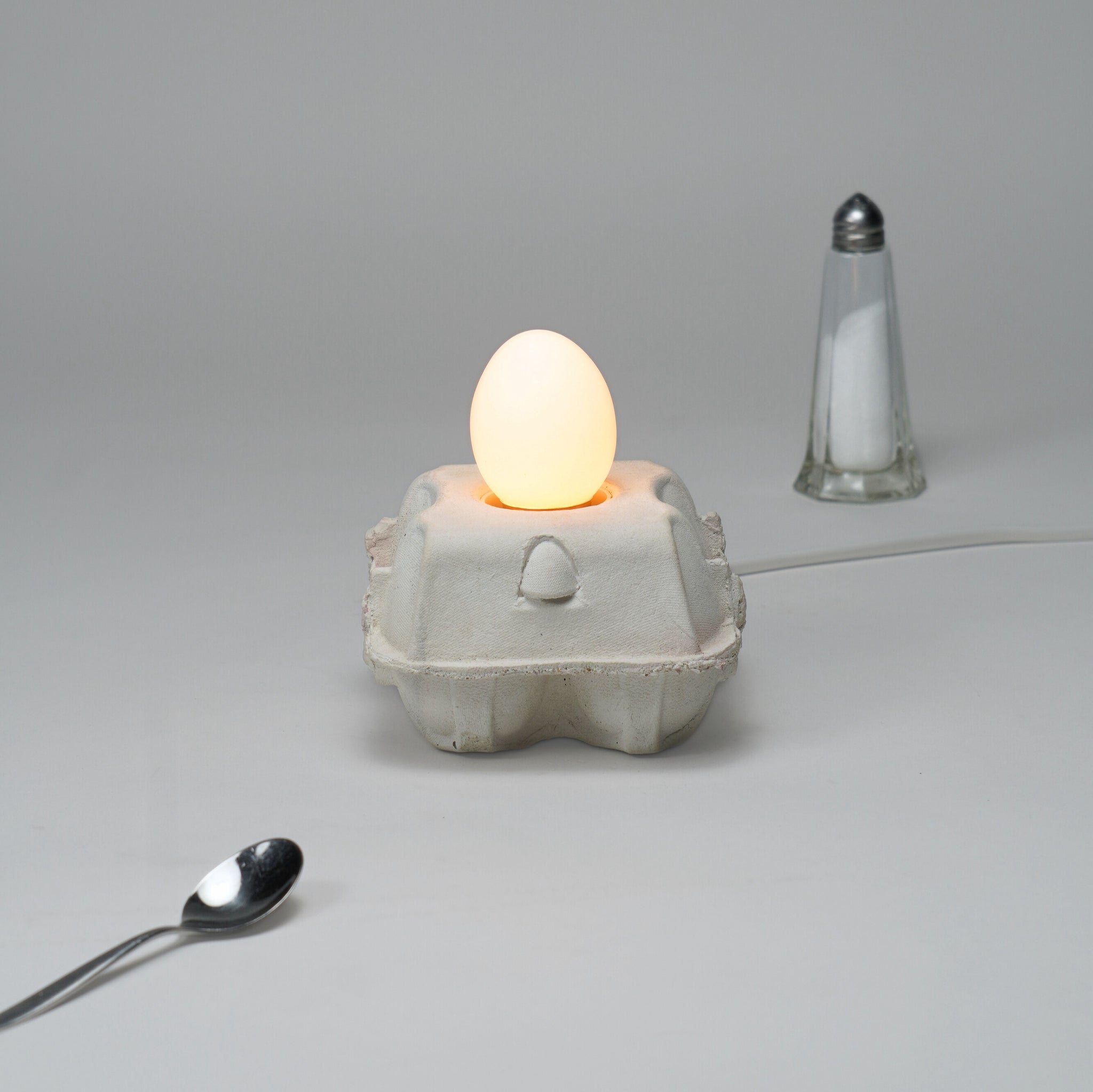 Egglamp Wit│met licht aan op Eggboxlamp naturel