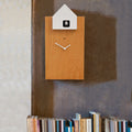 Koekoeksklok Ettore Large Eiken & Wit│Diamantini & Domeniconi│art. DIA 2058EIWI│vooraanzicht op wand boven boeken