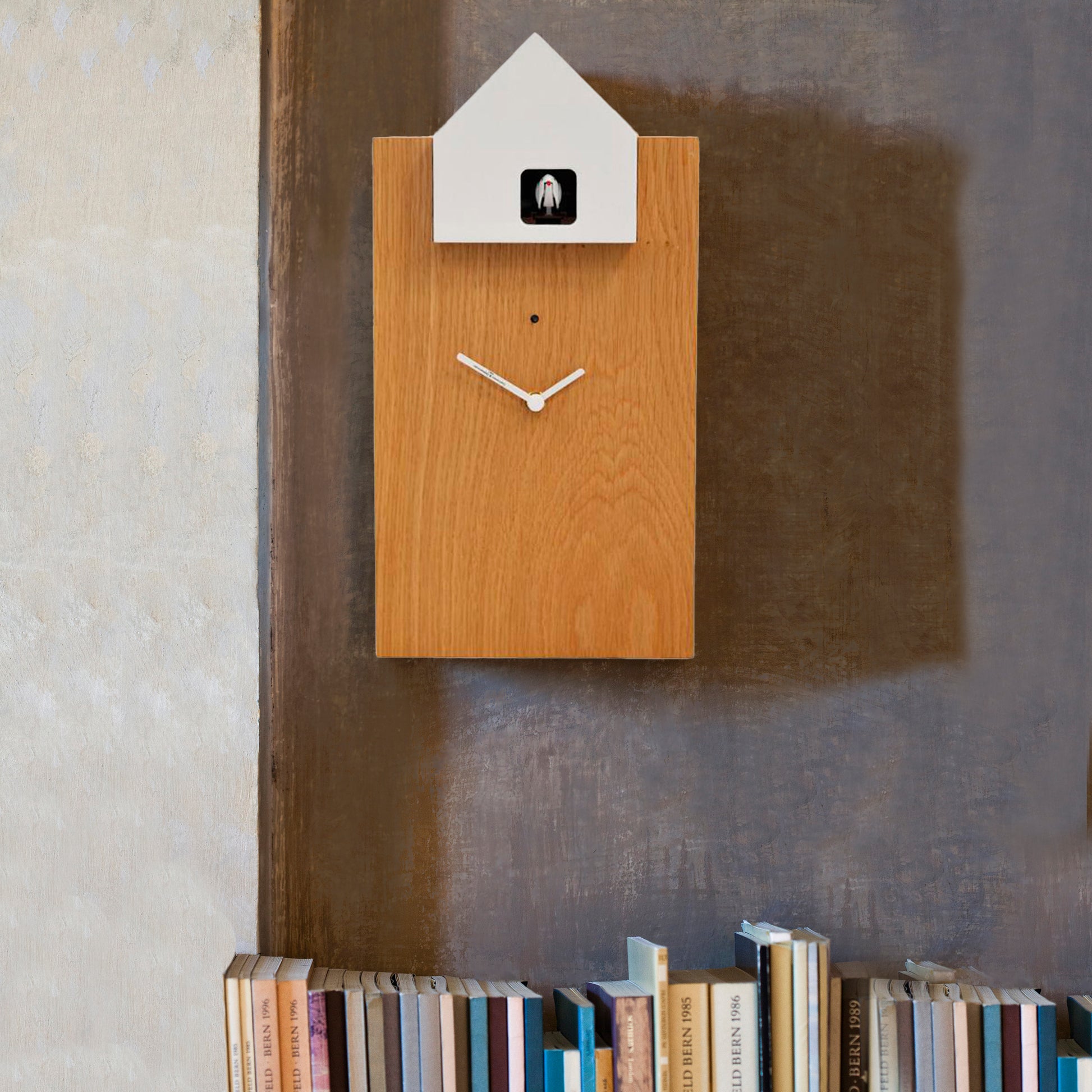 Koekoeksklok Ettore Large Eiken & Wit│Diamantini & Domeniconi│art. DIA 2058EIWI│vooraanzicht op wand boven boeken