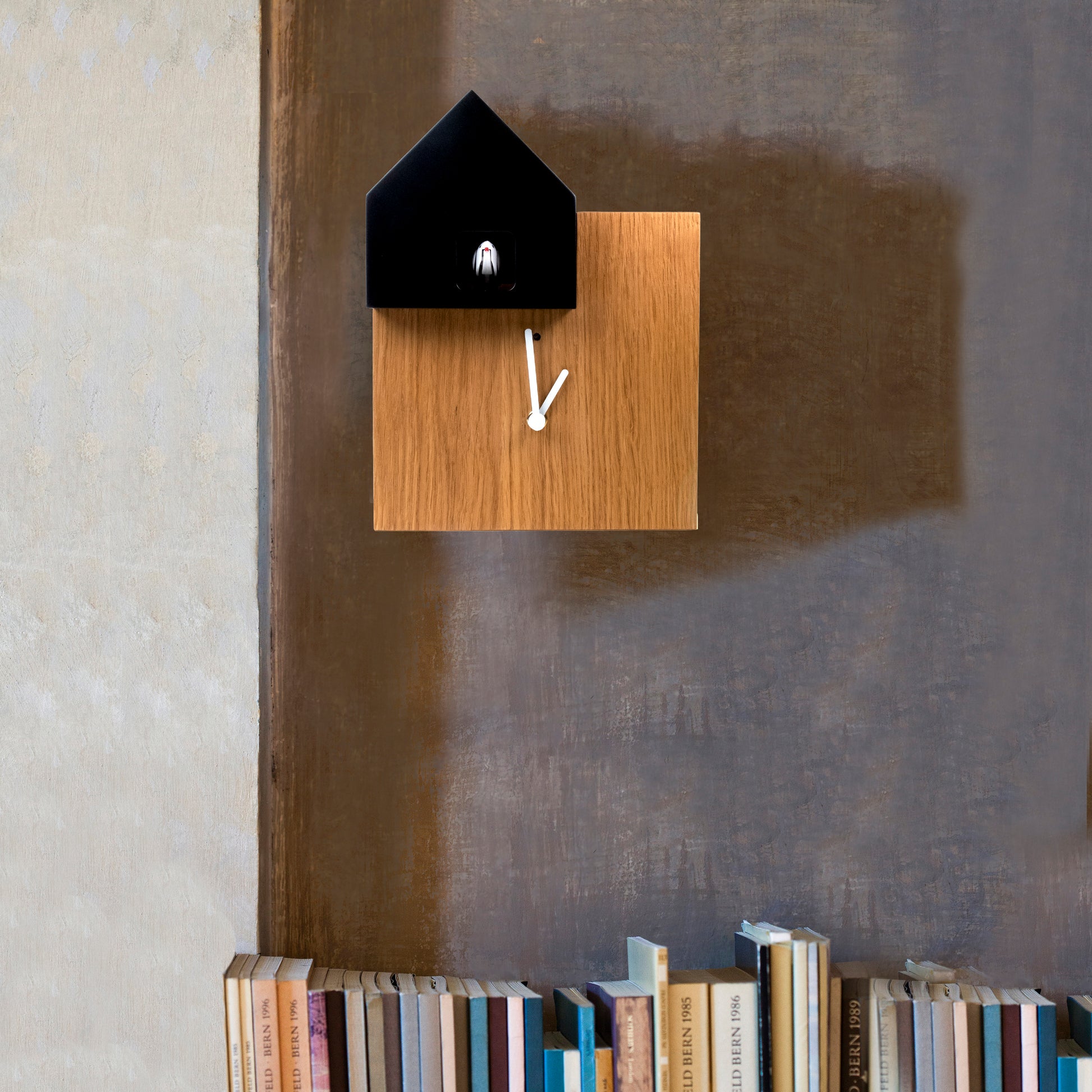 Koekoeksklok Ettore Small Eiken & Zwart│Diamantini & Domeniconi│art. DIA 2057EIZW│tegen wand boven boeken