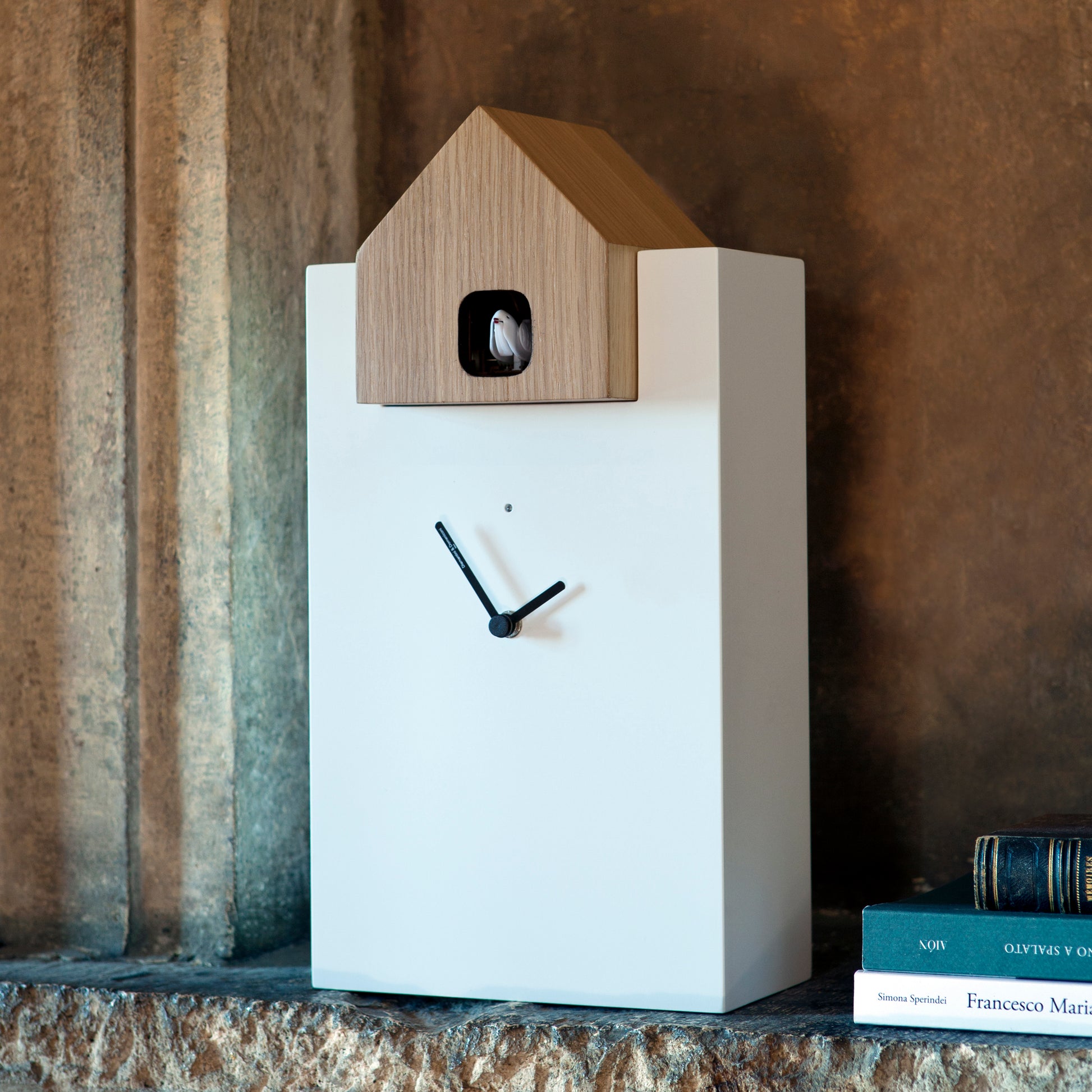 Koekoeksklok Ettore Large Wit & Eiken│Diamantini & Domeniconi│art. DIA 2058WIEI│op stenen schouw