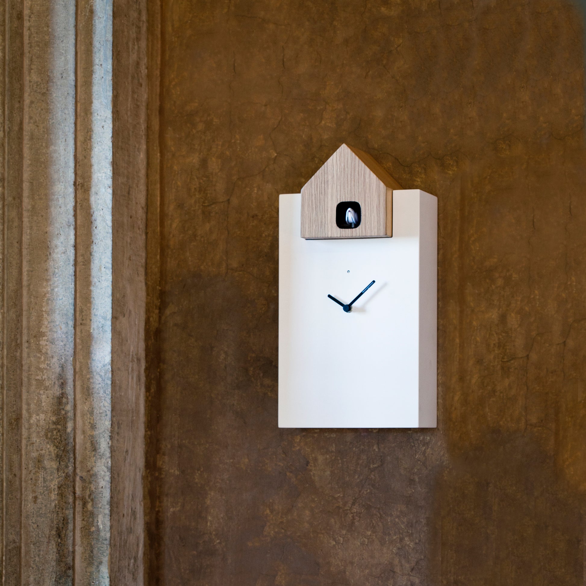 Koekoeksklok Ettore Large Wit & Eiken│Diamantini & Domeniconi│art. DIA 2058WIEI│tegen stenen wand