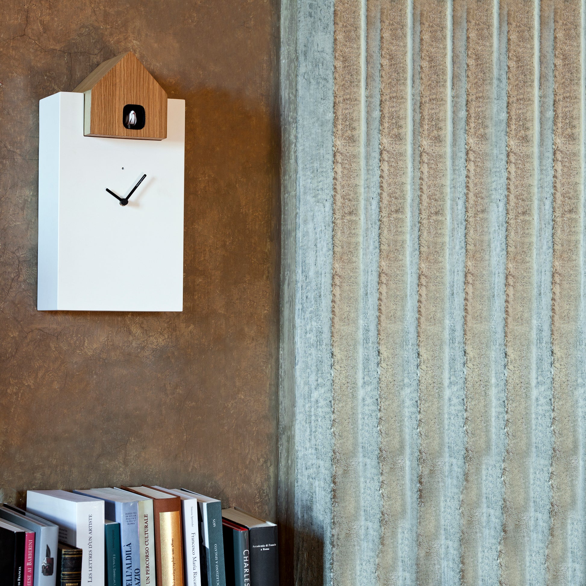 Koekoeksklok Ettore Large Wit & Eiken│Diamantini & Domeniconi│art. DIA 2058WIEI│op wand naast stenen muur