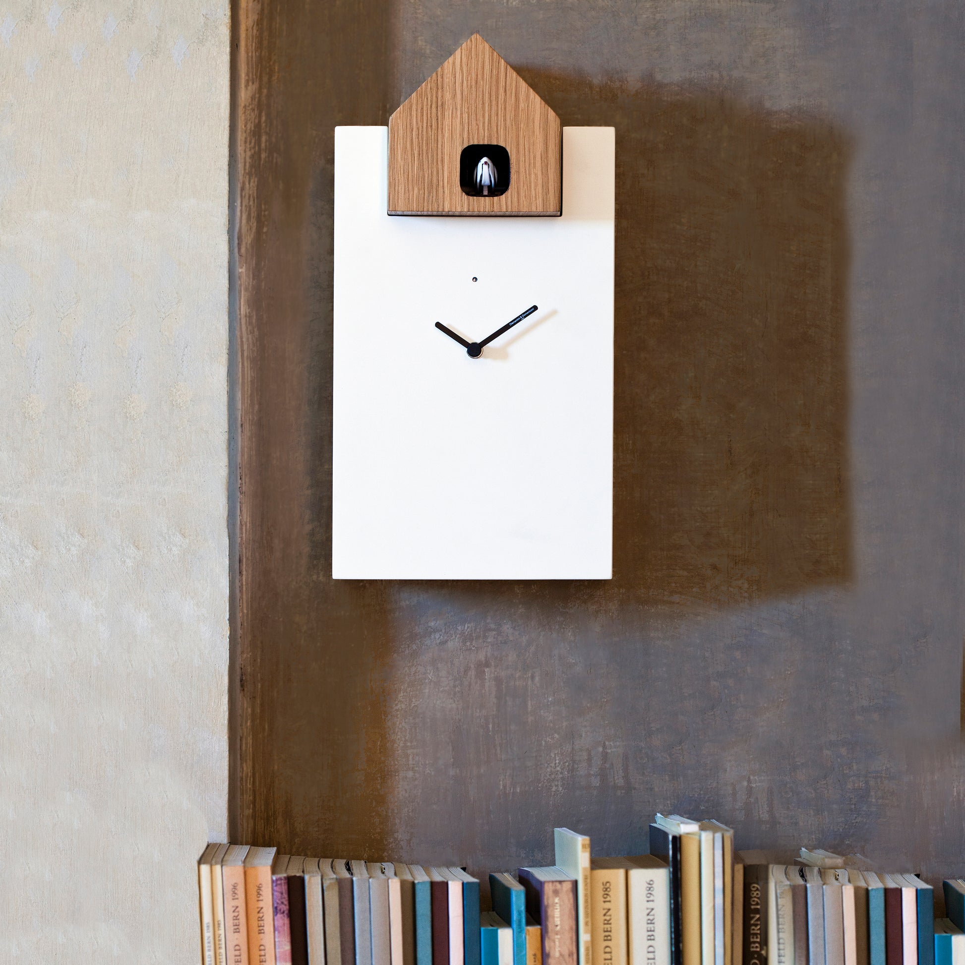 Koekoeksklok Ettore Large Wit & Eiken│Diamantini & Domeniconi│art. DIA 2058WIEI│op wand boven boeken