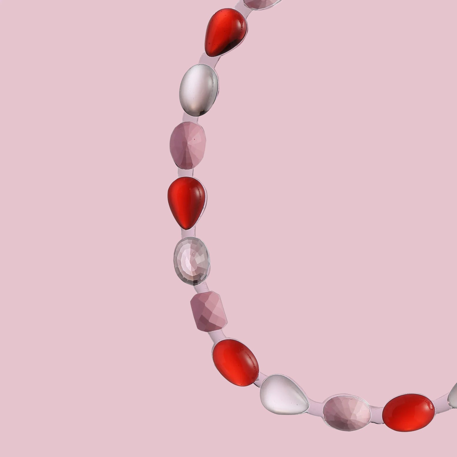 Halsketting Filo Stones Rood Corsari Jewels│art. CJS-1001-044│close-up met roze achtergrond