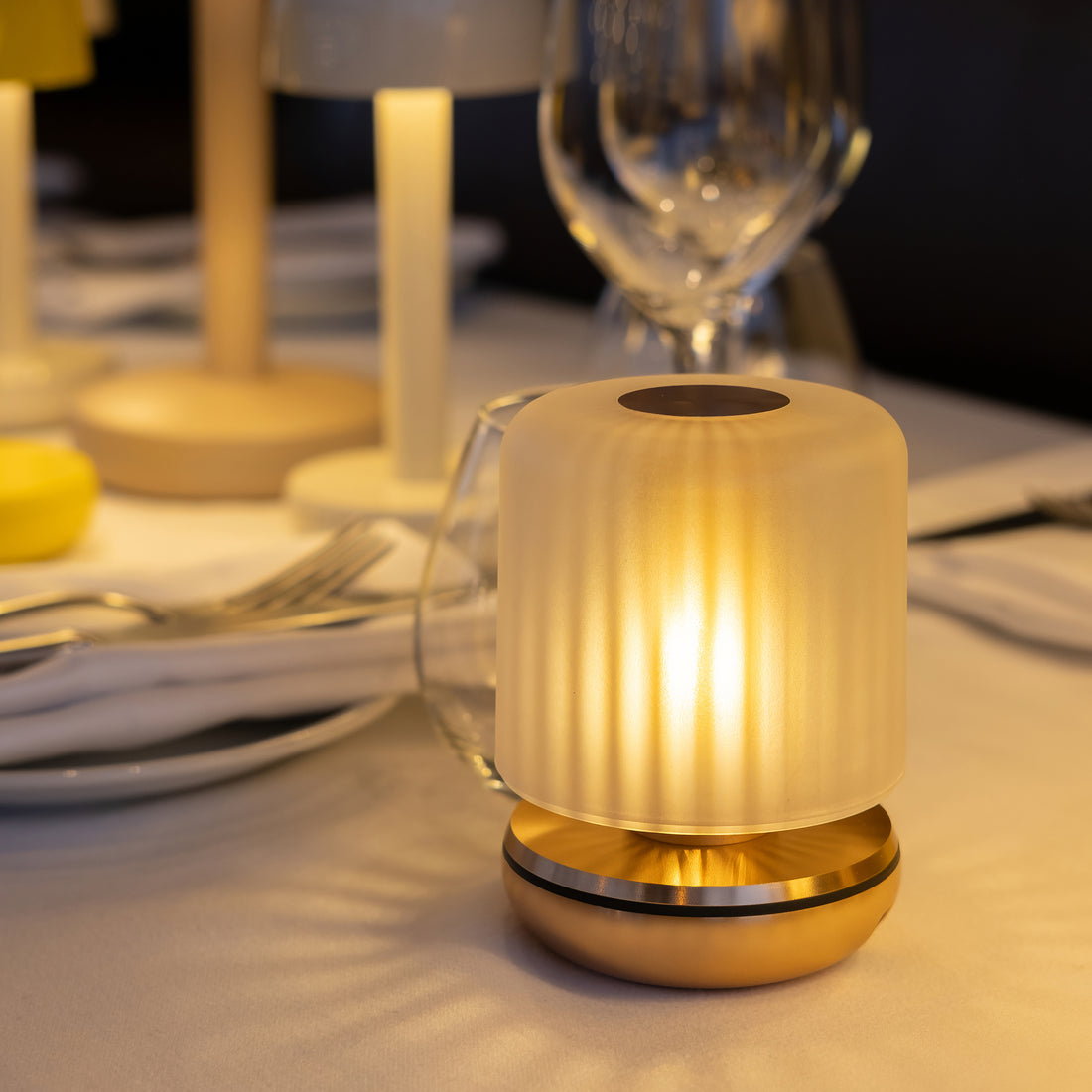 Humble Firefly Oplaadbare Tafellamp Gold Frosted│art. HUMTL00401│vooraanzicht met witte achtergrond