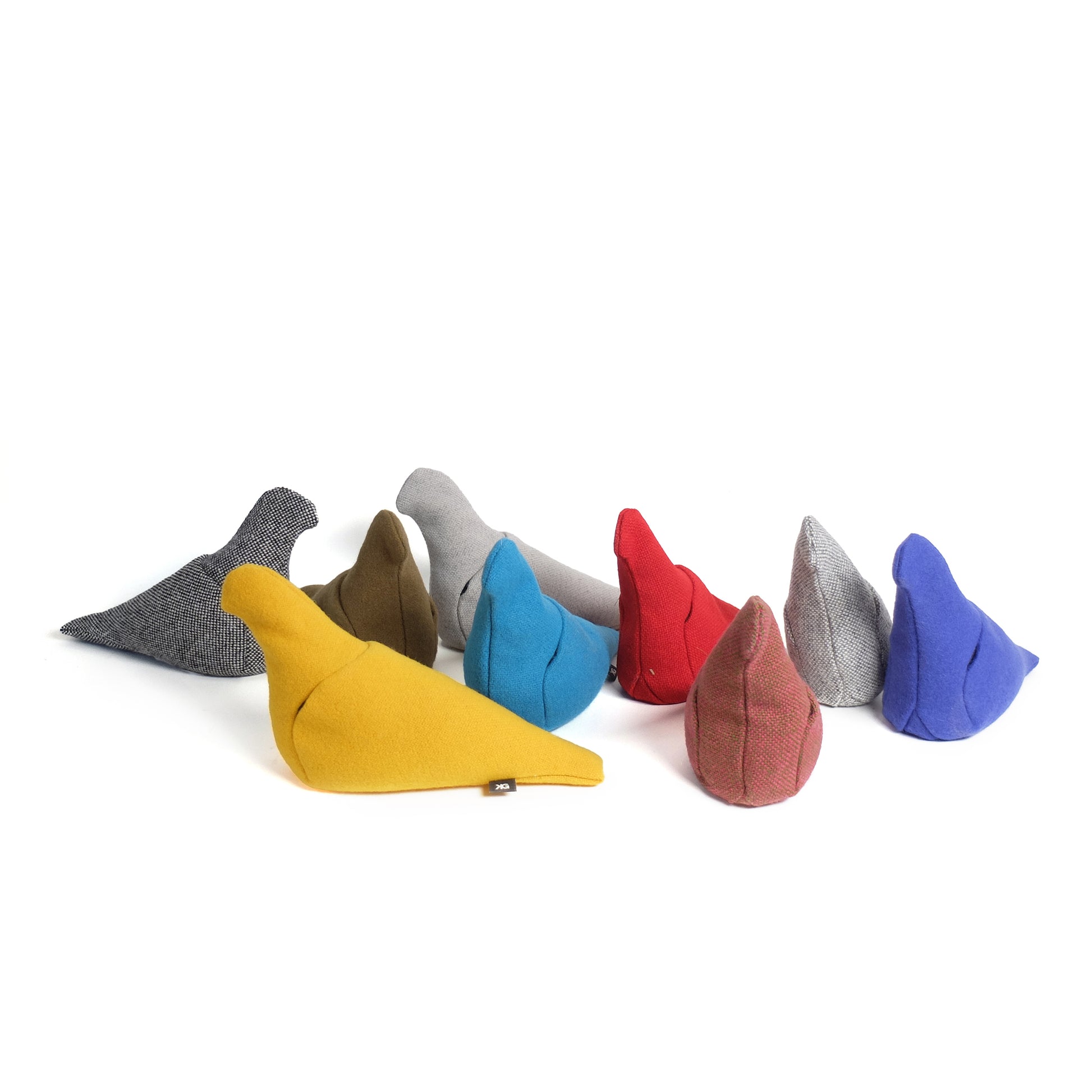 Pigeon Service Christien Meindertsma│stoffen Duif│groep diverse kleuren met witte achtergrond