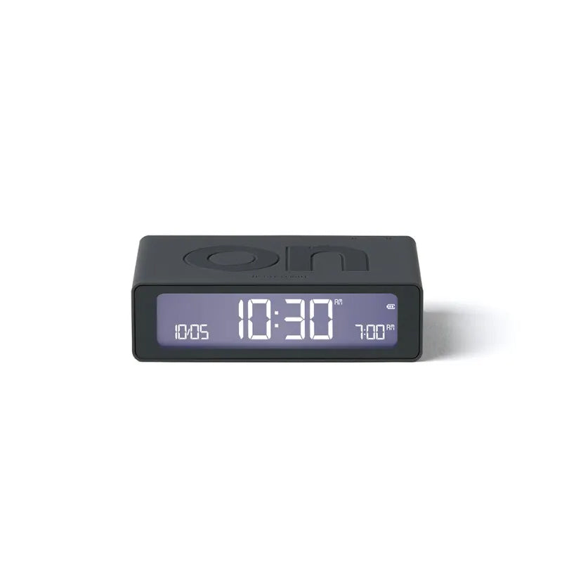 Lexon Flip Mini Wekker Digitaal Donkergrijs│art. LR158G3│Vooraanzicht met verlichting aan