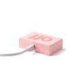 Achterkant me oplaadkabel van de Lexon Flip Mini Roze.