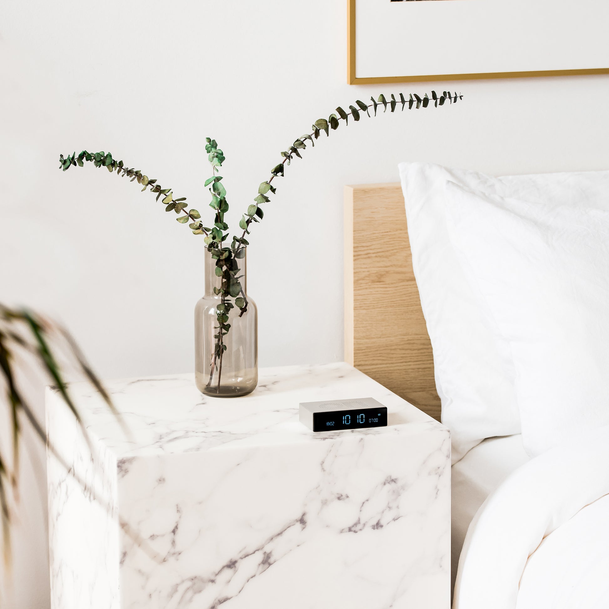 Lexon Flip Premium Wekker Aluminium│Art. LR152A│op marmeren blok naast bed