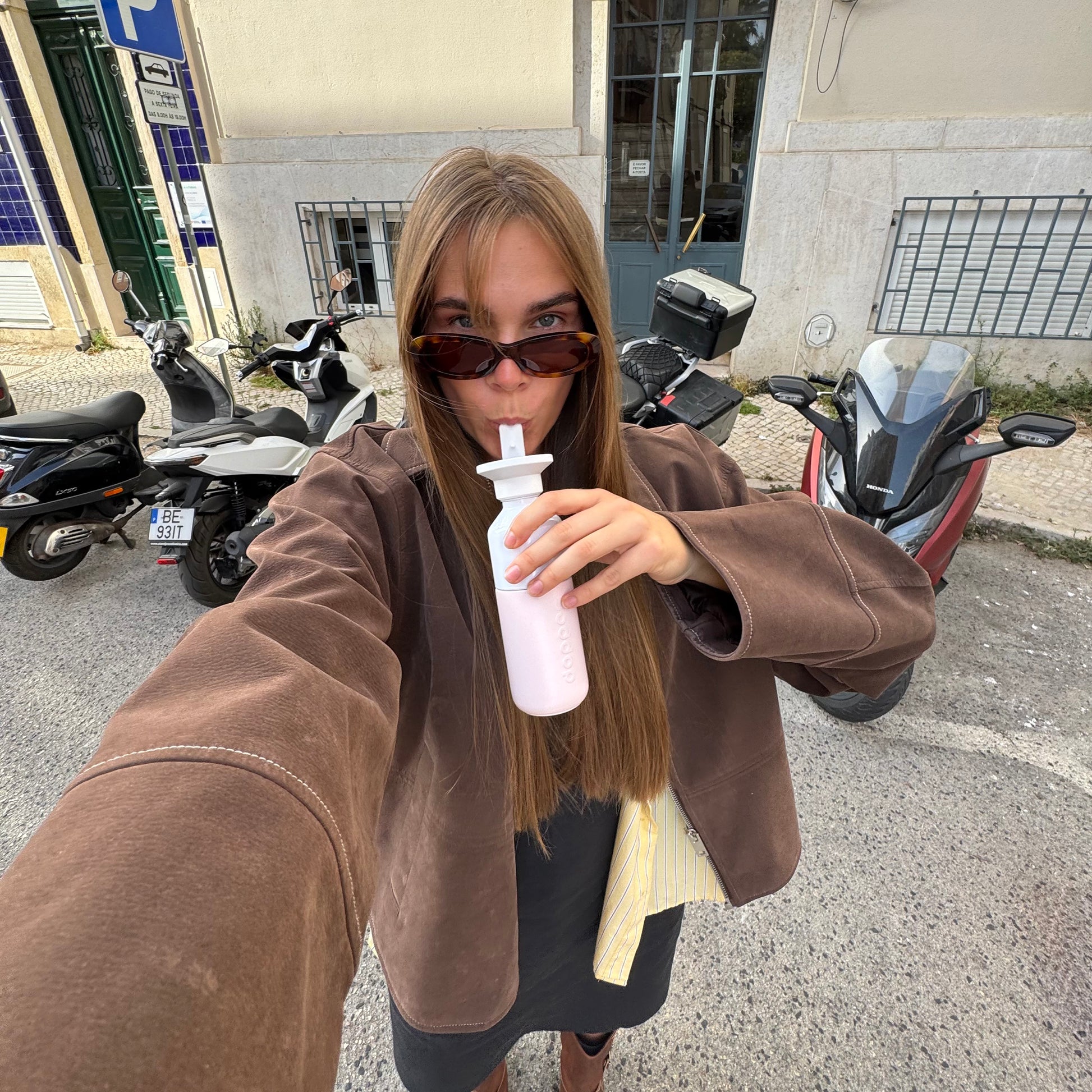 Dopper Flip Straw Wit│art. 7634│vrouw drinkt uit Steel Small met rietje