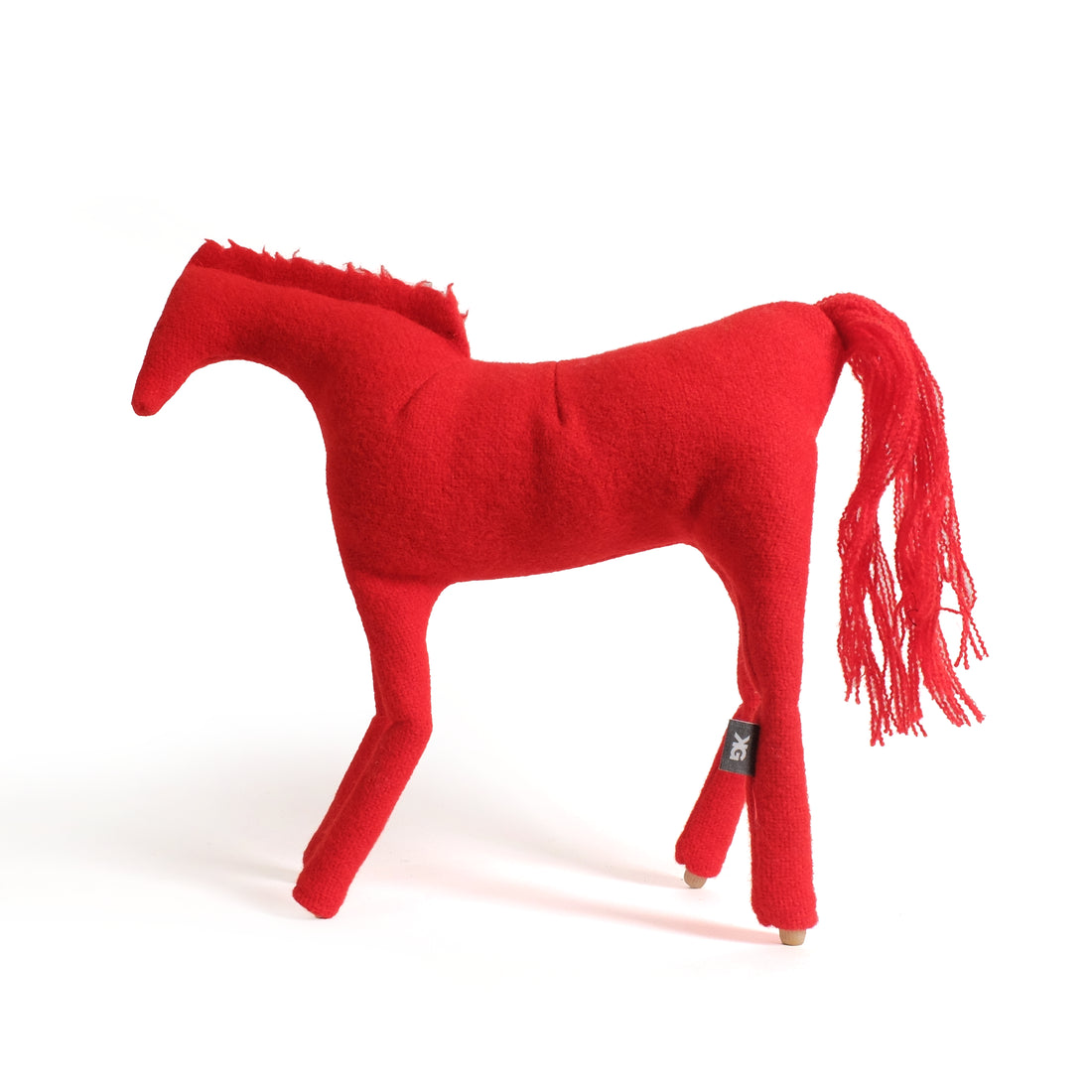 Rood Gelderlander stoffen paard van Christien Meindertsma, van opzij gezien