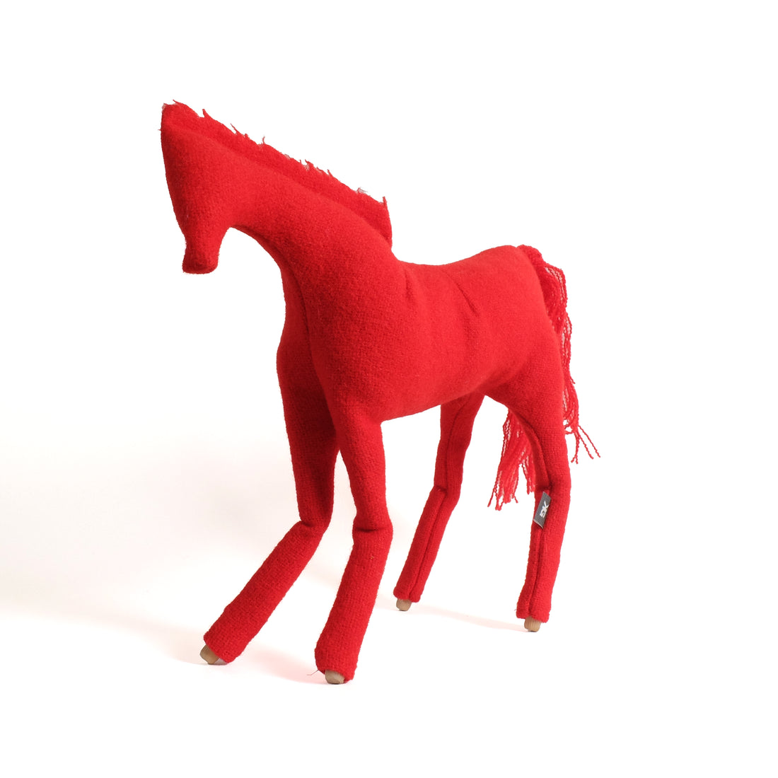 Rood Gelderlander stoffen paard van Christien Meindertsma, van opzij gezien