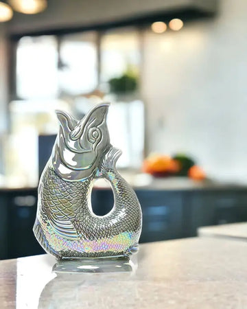 Gluckigluck Lustre staat op stenen blad in open keuken.