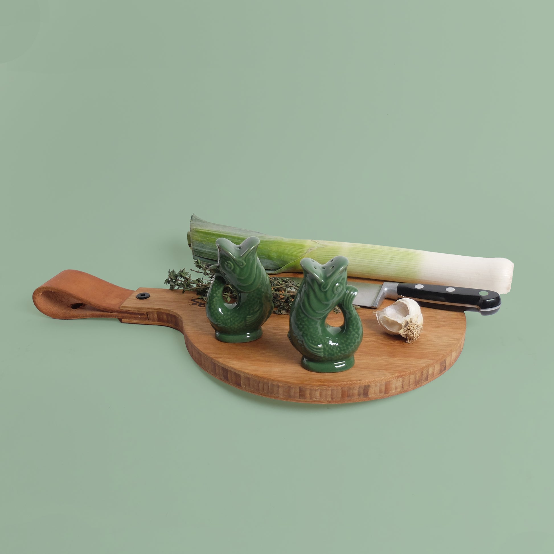 Gluckigluck Peper en Zoutstel Groen│art. G31159/GN/W│op ronde snijplank