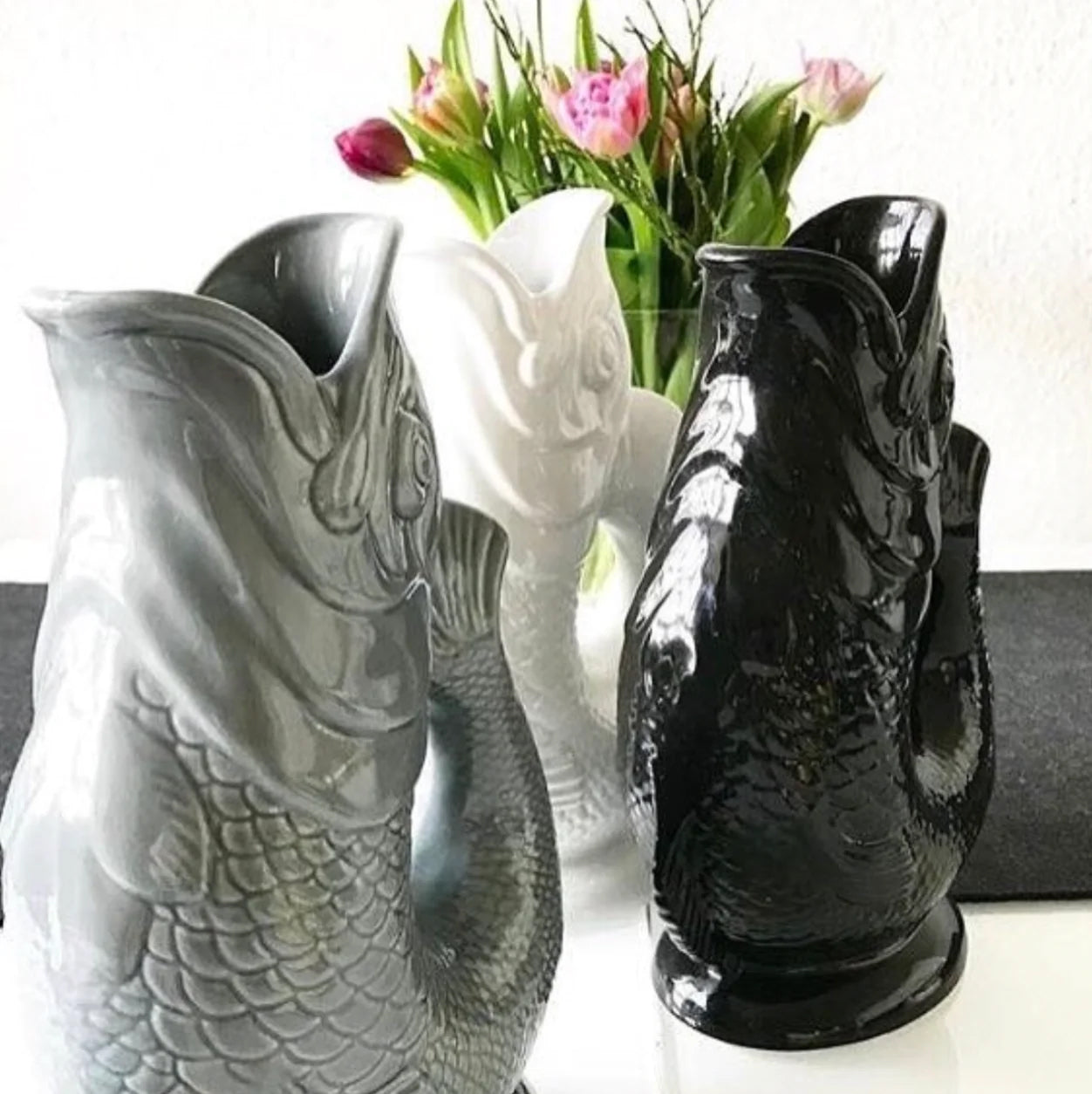 Gluckigluck Waterkaraf Vis│Zwart│Gluggle Jug│art. G31155/B/W│samen met witte en grijze kan