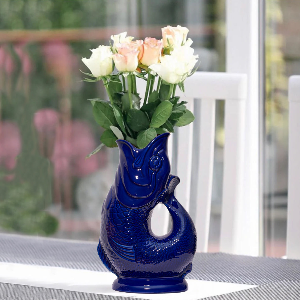 Gluckigluck Waterkaraf Vis Cobalt Blue│art. G31155/COBL/W│op tafel met witte bloemen