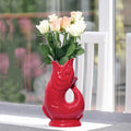 Gluckigluck Waterkaraf Vis Cranberry│art. G31155/CBY/W│op tafel met witte bloemen