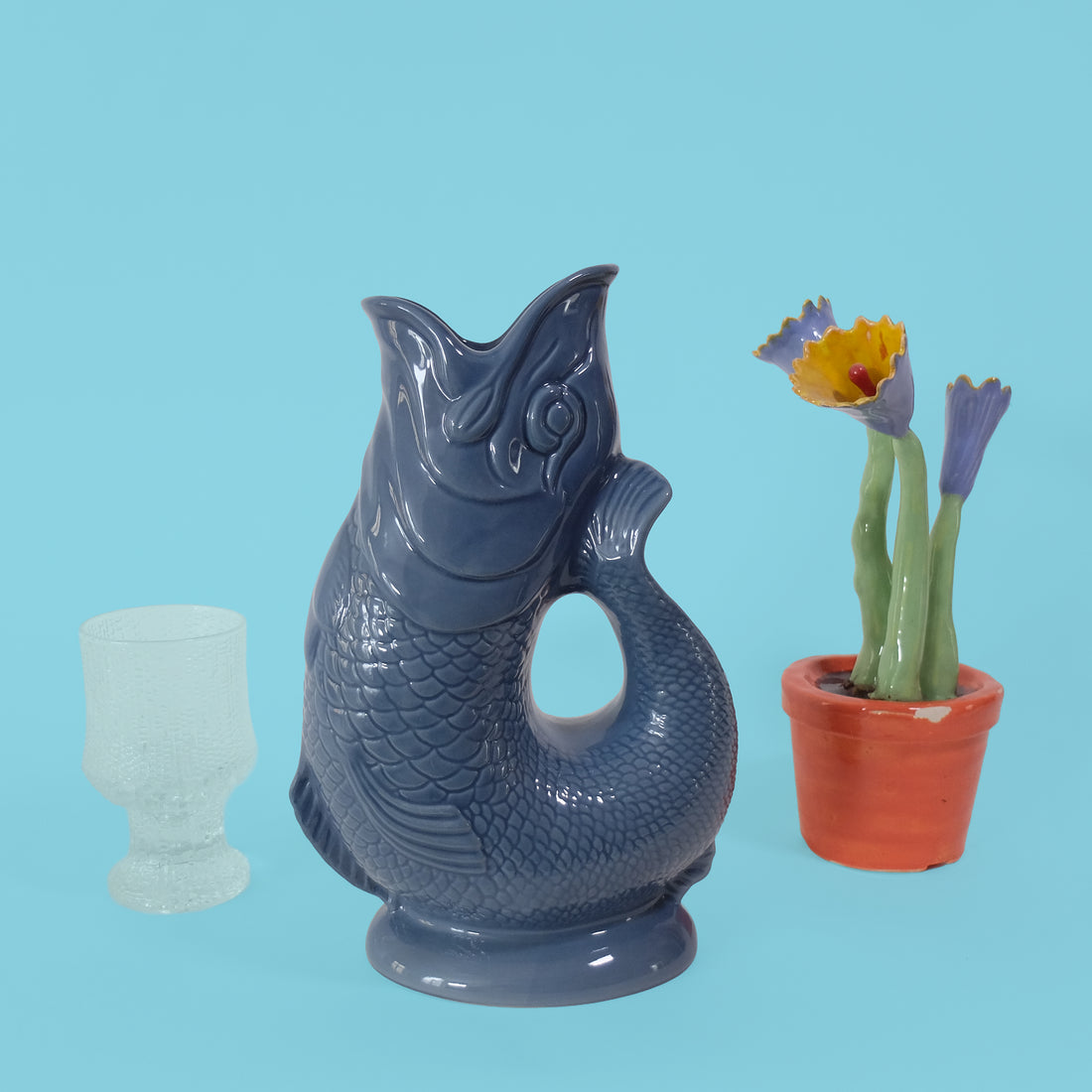 Gluckigluck Wasserkrug in der Farbe Denim, rechte Seitenansicht auf weißem Hintergrund.