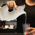 Gluckigluck Waterkaraf Mat Sand│art. G31155/SAND/W│in hand die water in glas schenkt