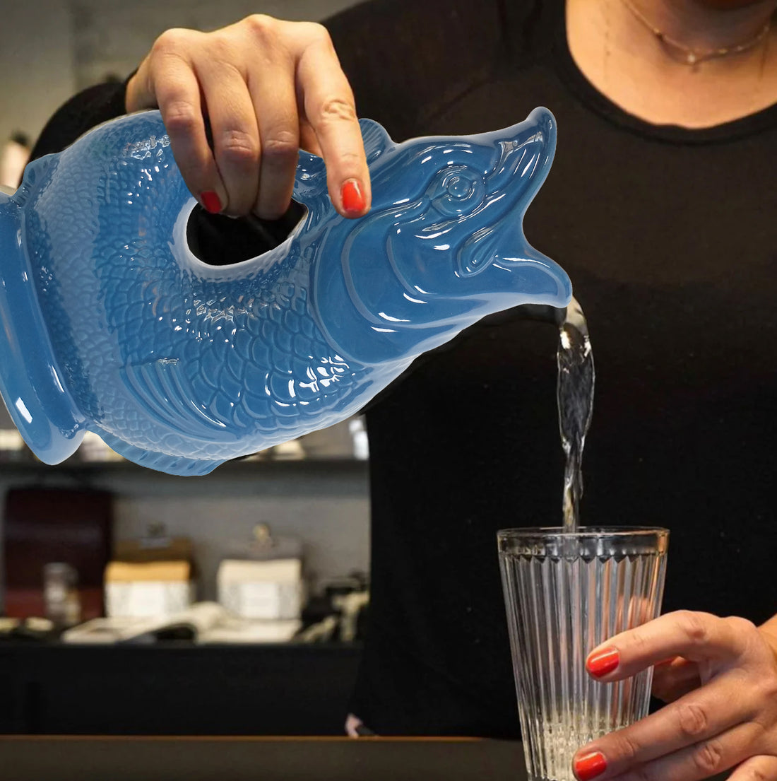 Gluckigluck Waterkaraf Petrol│Wade Ceramics│art. G31155/PETROL/W│zijkant links met witte achtergrond