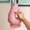 Gluckigluck Waterkaraf Vis│Roze│Guggle Jug│art. G31155/PK/W│in hand voor wand met schilderijen