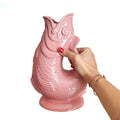 Gluckigluck Waterkaraf Vis│Roze│Guggle Jug│art. G31155/PK/W│in hand met witte achtergrond