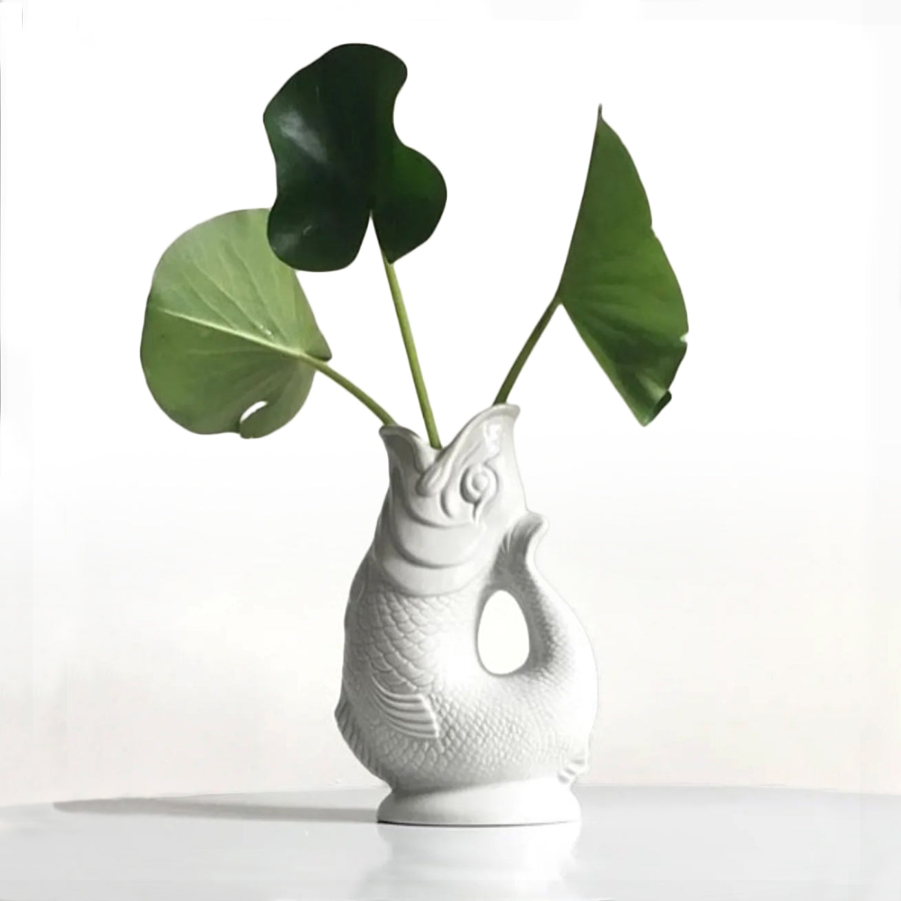 Gluckigluck Waterkaraf│Wit│Guggle Jug│art. G3115/WH/W│als vaas met groene takken