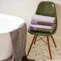 Handdoeken Set Blend Green & Lilac Lex Pott│art. LPTTSET50GRLI│gestapeld op Eames stoel