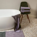 Handdoeken Set Blend Green & Lilac Lex Pott│art. LPTTSET50GRLI│stapel op stoel naast bad