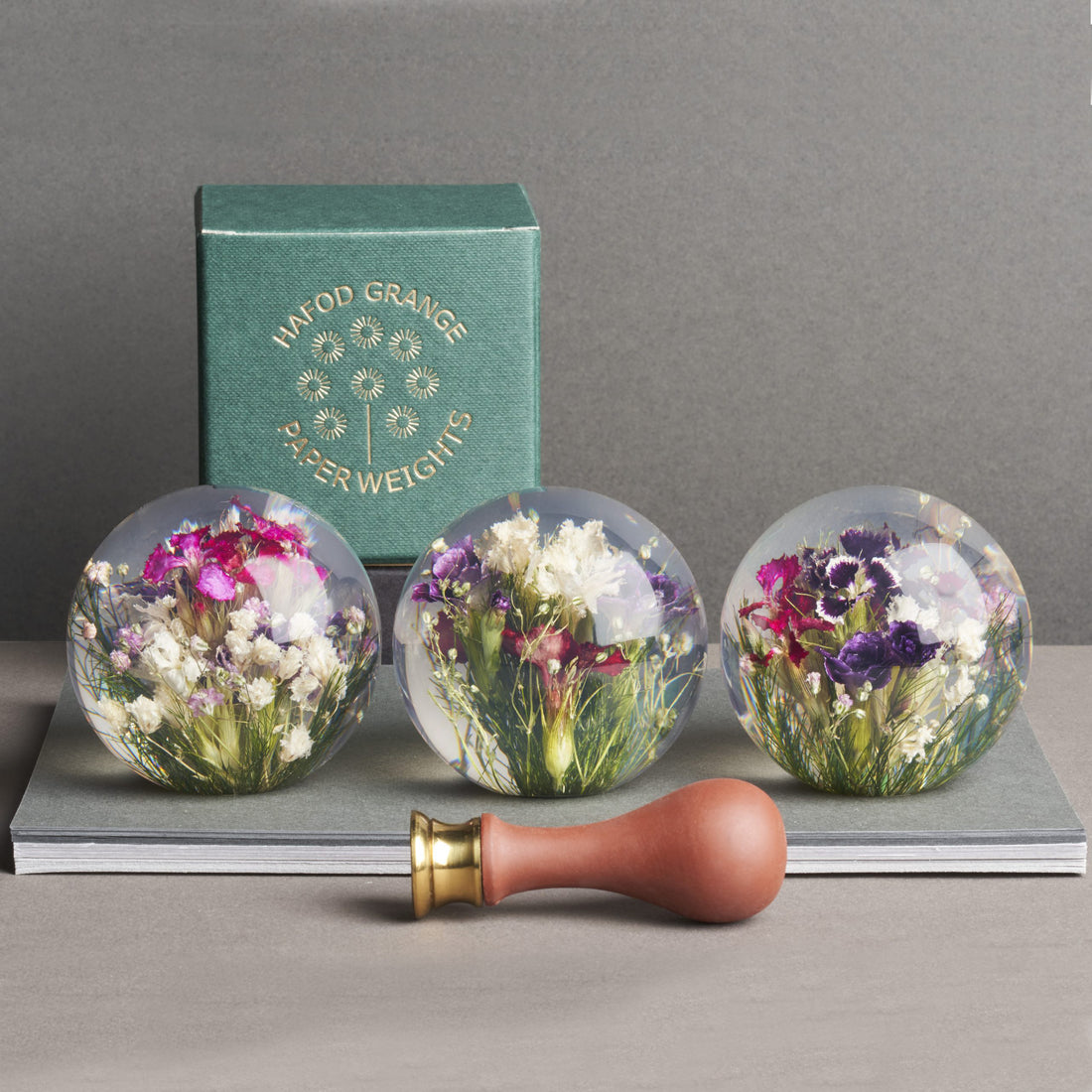 Mixed Flora Paperweight Small│Presse-papier Hafod Grange│voorkant met witte achtergrond