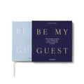 Hellblaues Gästebuch Be My Guest von Printworks liegend, halb aus der dunkelblauen Hülle