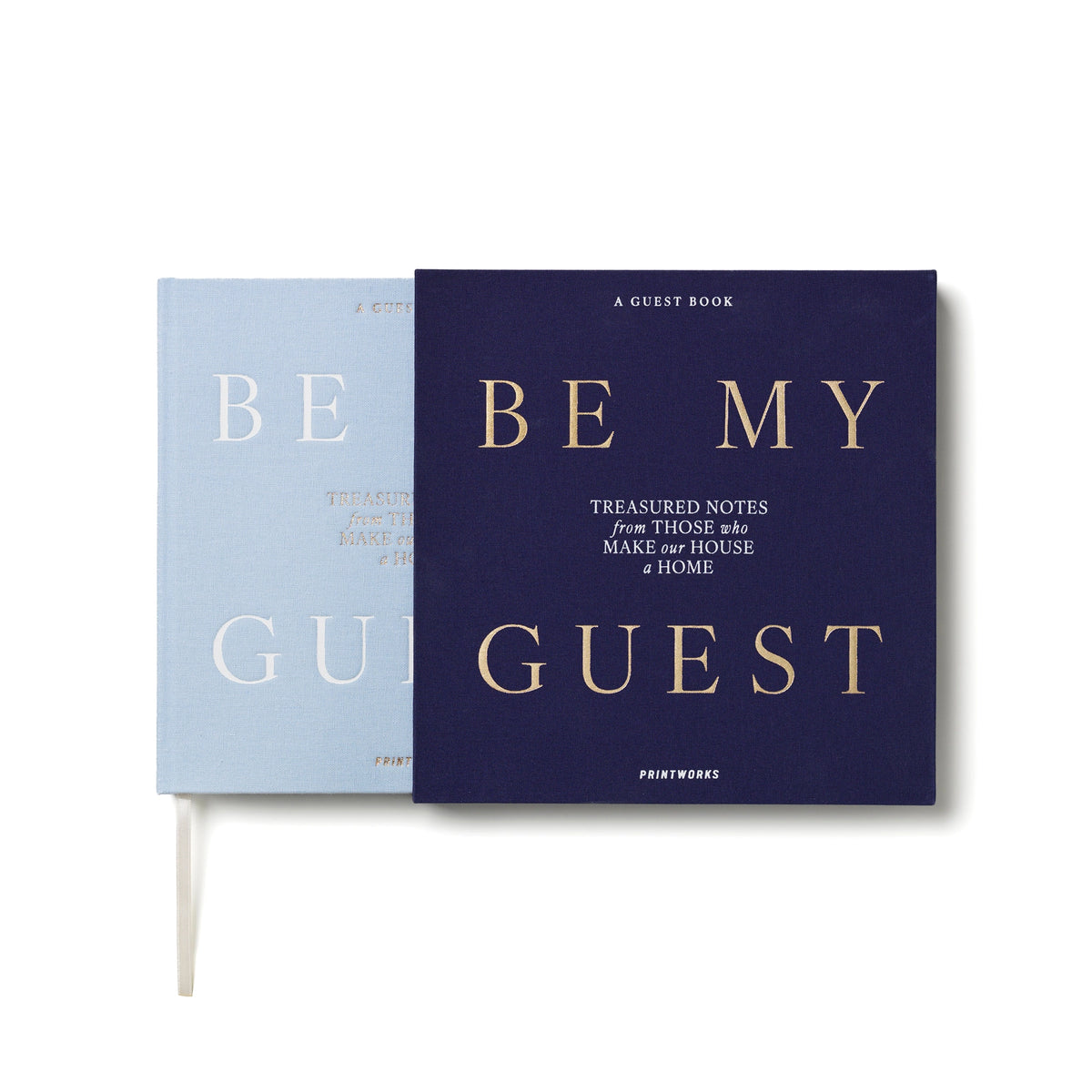 Hellblaues Gästebuch Be My Guest von Printworks liegend, halb aus der dunkelblauen Hülle