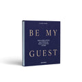 Hellblaues Gästebuch Be My Guest von Printworks stehend, schräg von vorne gesehen
