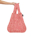 Notabag Hello World Rose Red shopper vastgehouden in de hand