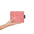 Notabag Hello World Rose Red opgevouwen in het bijhorende tasje