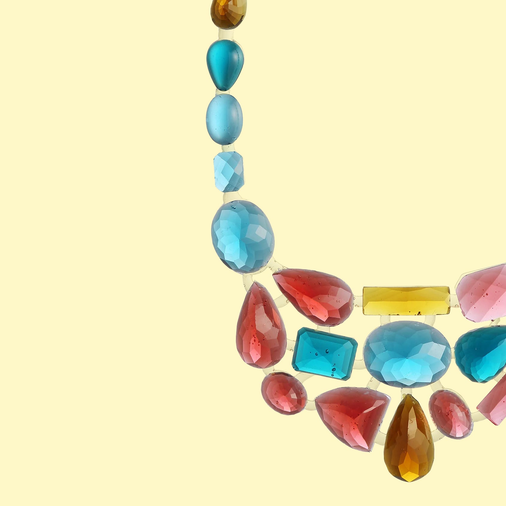Halsketting Collier Stones Multicolor Corsari Jewels│art. CJS-1002-042│close-up met gele achtergrond