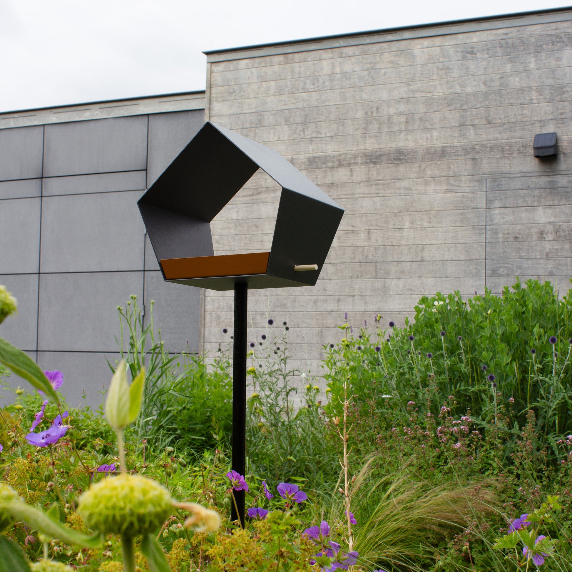 Big Diamond Vogelvoederhuis Donkergrijs van Heeej in tuin voor moderne woning