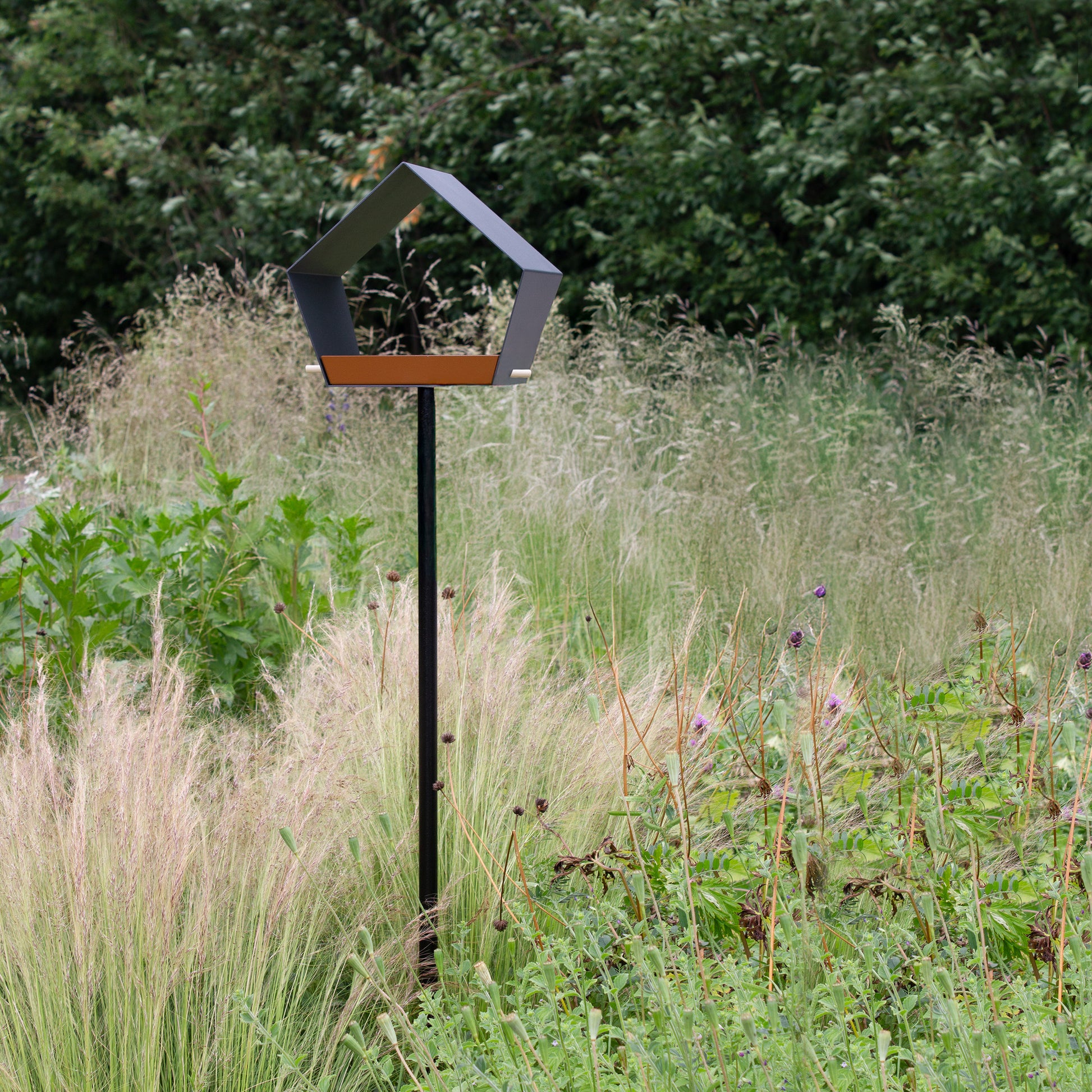 Big Diamond Vogelvoederhuis Donkergrijs van Heeej - vooraanzicht in tuin