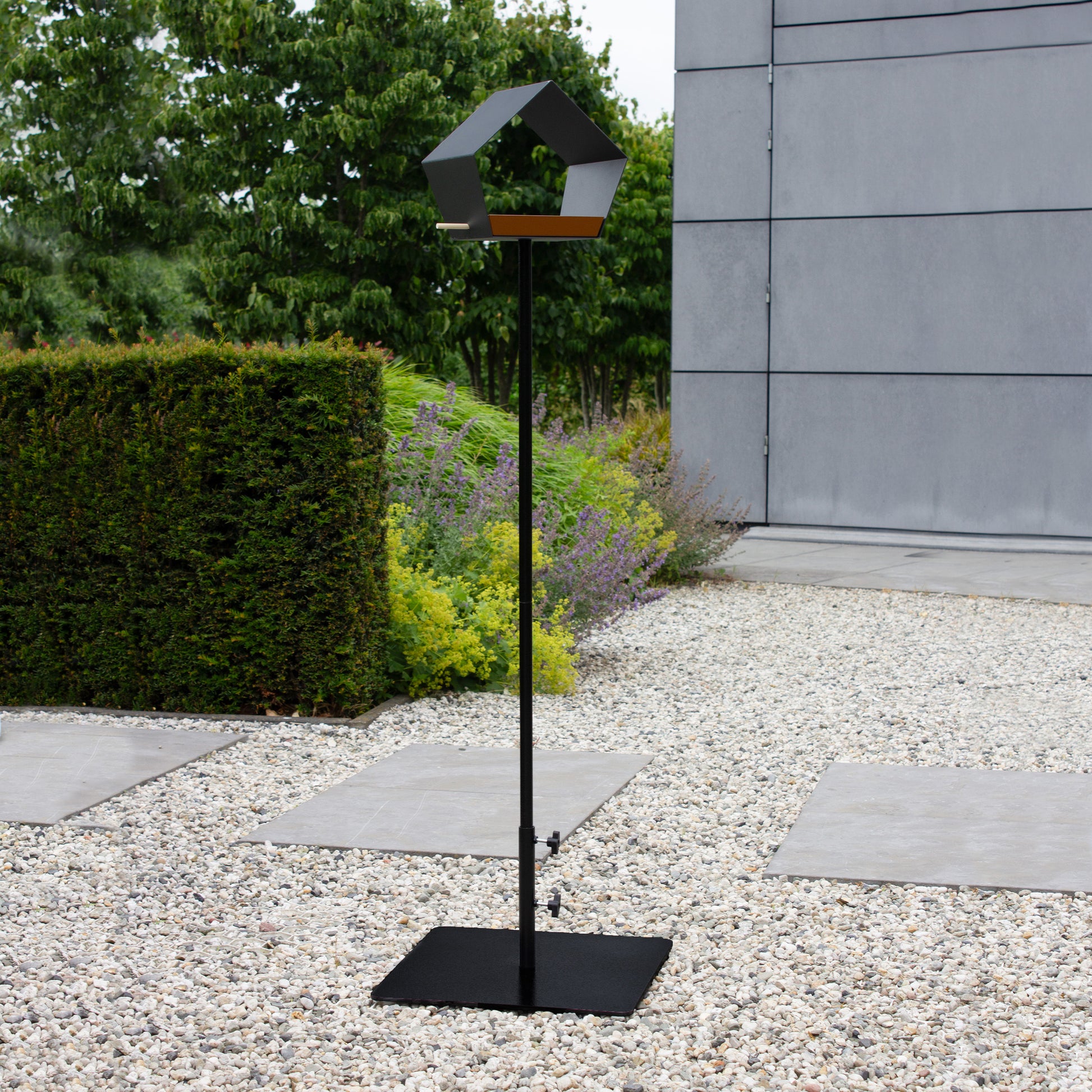 Vogelvoederhuis Big Diamond Donkergrijs met paal en metalen voet op grindpad in moderne tuin