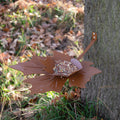 Lef Me Birdfeeder hangt aan een boom met schroeven