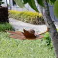 Leaf Me Birdfeerder aan boom in tuin van moderne woning