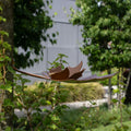 zijaanzicht birdfeeder Leaf Me Bruin hangend aan boom