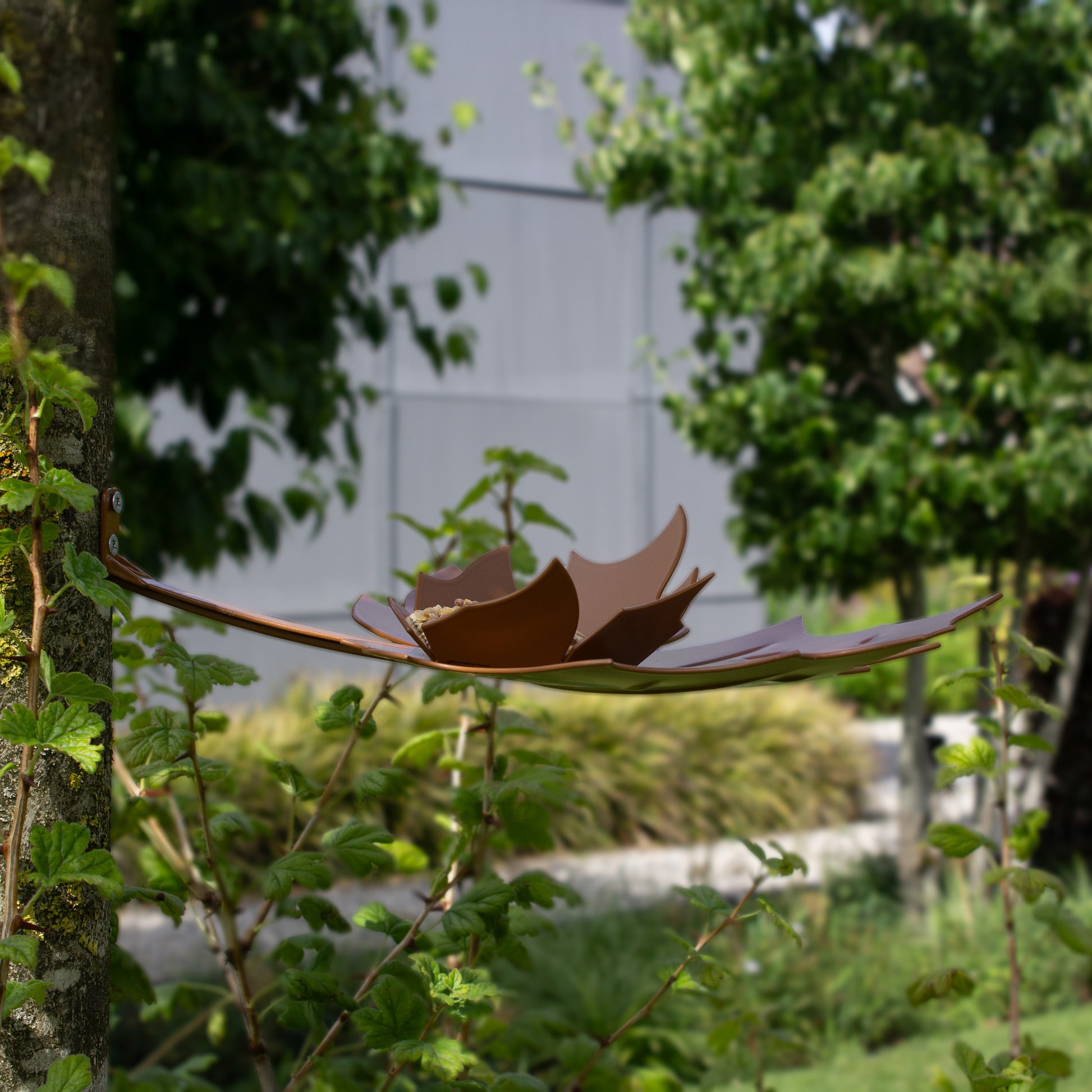 zijaanzicht birdfeeder Leaf Me Bruin hangend aan boom