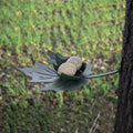 Aanzicht schuin boven van Leaf Me Birdfeeder met twee vetbollen 