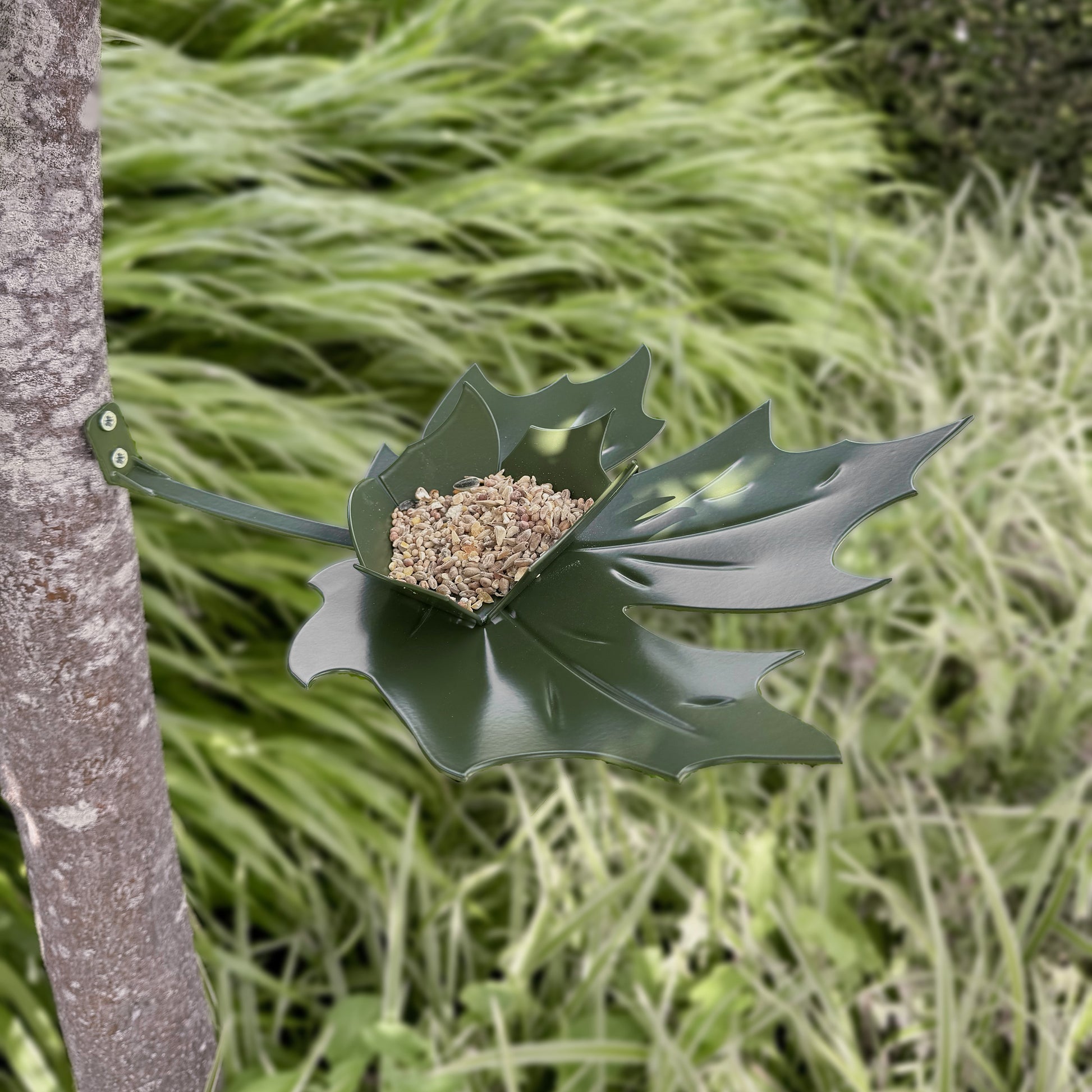 bovenaanzicht schuin van Vogelvoederschaaltje Leaf Me in de vorm van een blad van een plataan boom