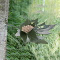 close-up van Vogelvoederschaal van Heeej in de vorm van een blad van een plataan